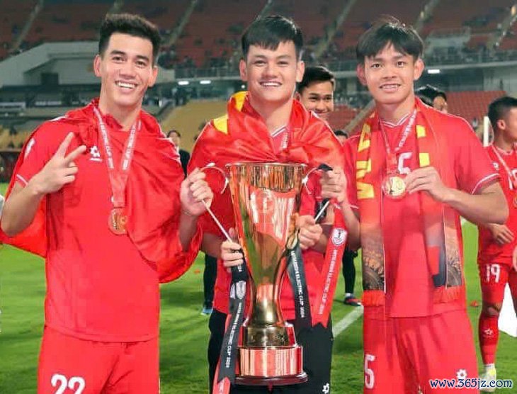 Trụ cột U22 Việt Nam tại SEA Games 33 tặng quà tết cho bà con nghèo - Ảnh 1.